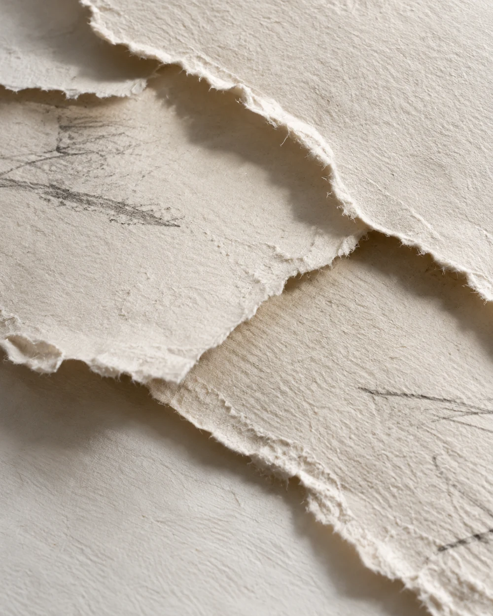 Carta materica e segni a matita come riferimento di texture